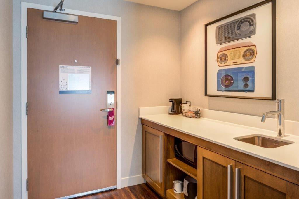 Hampton Inn & Suites Boston/Waltham Ngoại thất bức ảnh