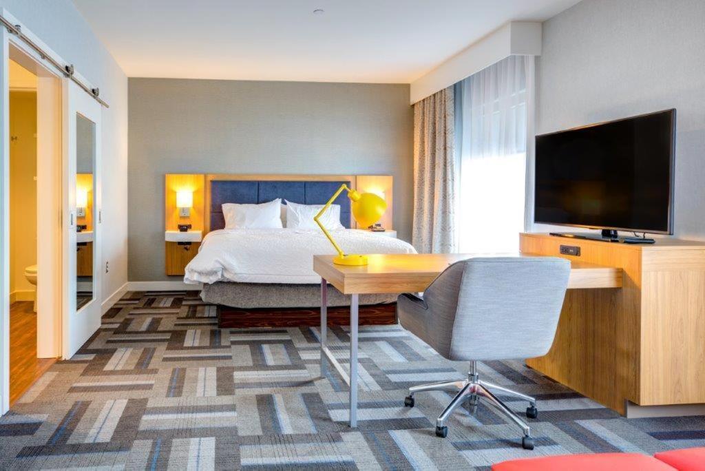 Hampton Inn & Suites Boston/Waltham Ngoại thất bức ảnh