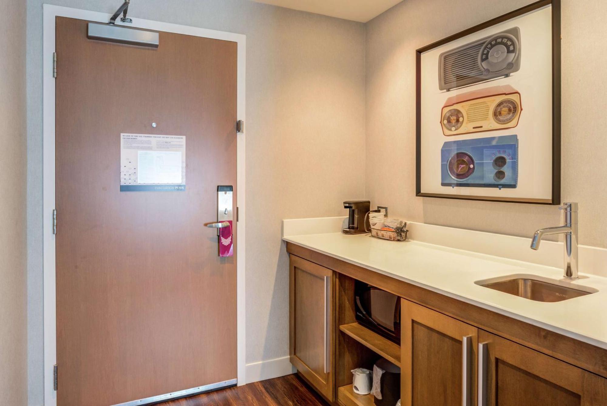 Hampton Inn & Suites Boston/Waltham Ngoại thất bức ảnh