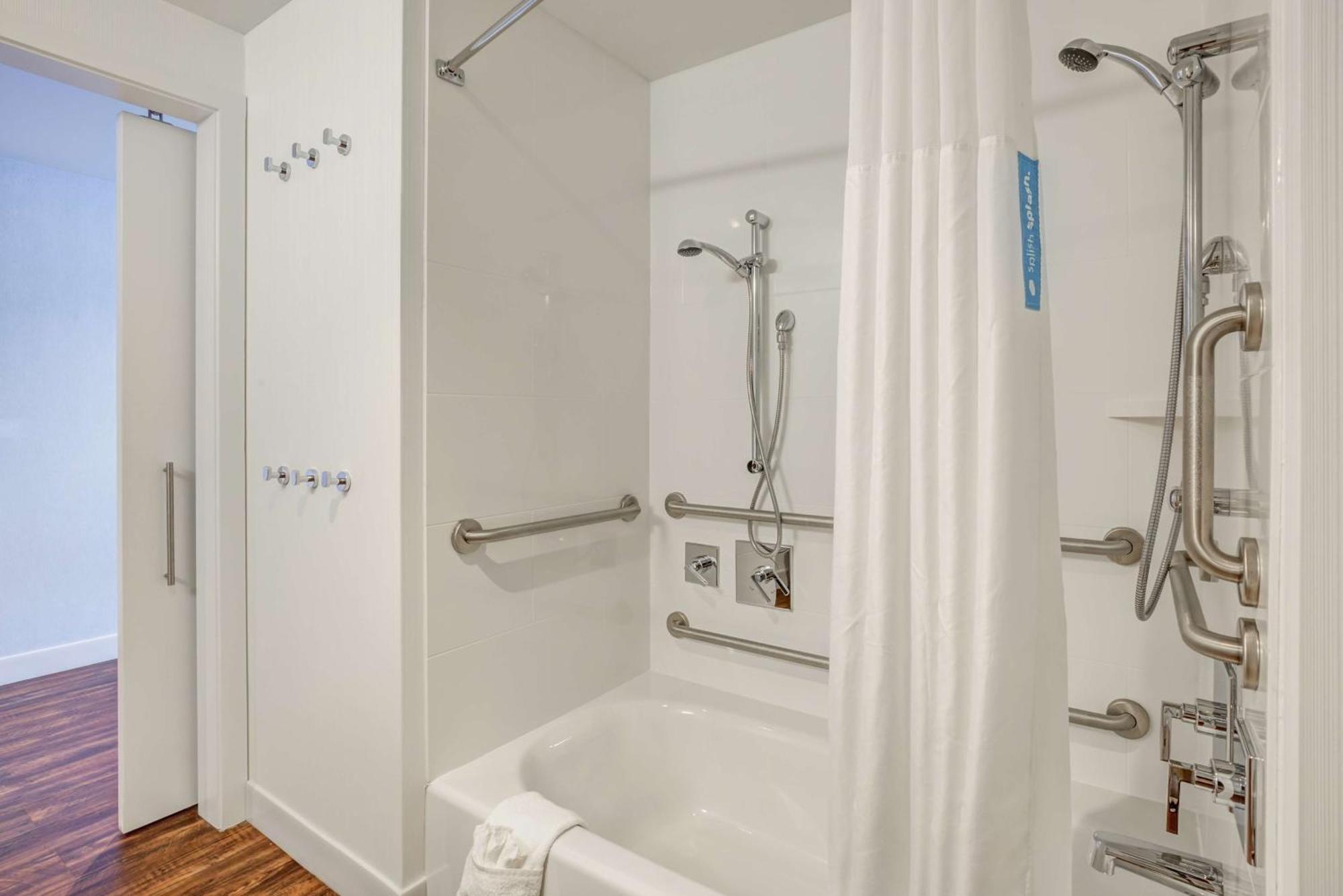 Hampton Inn & Suites Boston/Waltham Ngoại thất bức ảnh